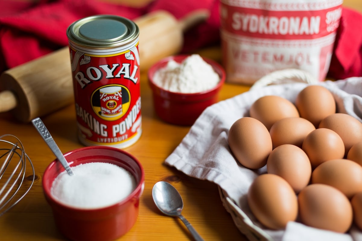 The easiest recipe to nail a fluffy sponge cake.The easiest recipe to nail a fluffy sponge cake.