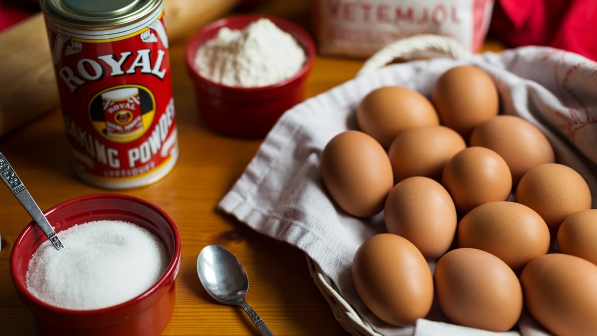 Easy sponge cake recipe ingredients: eggs, flour, sugar and baking powder.