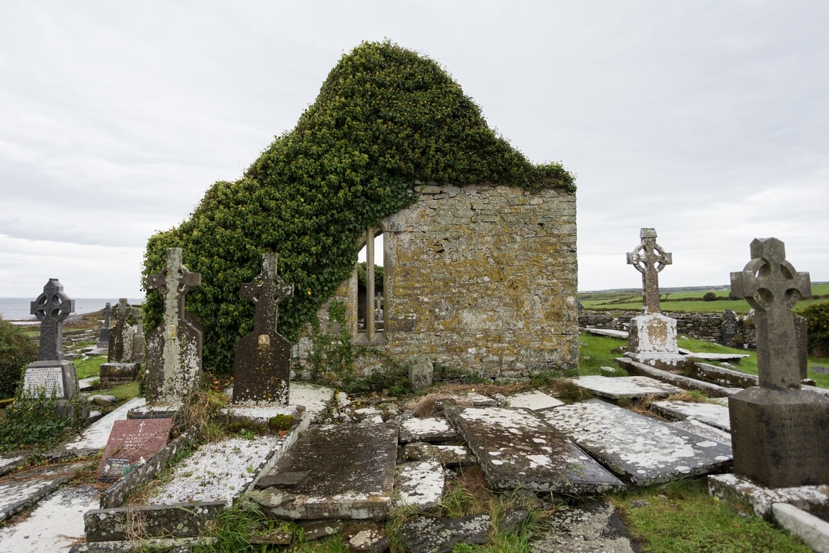 Ruins of Ireland: Kilmacrehy cemetery