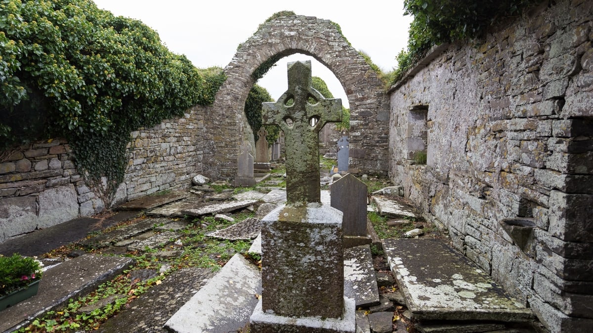 Ruins of Ireland: Kilmacrehy cemetery