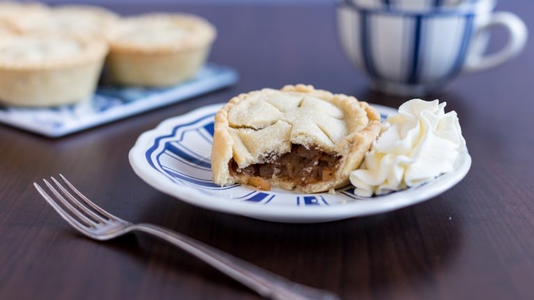 Apple cinnamon mini pies