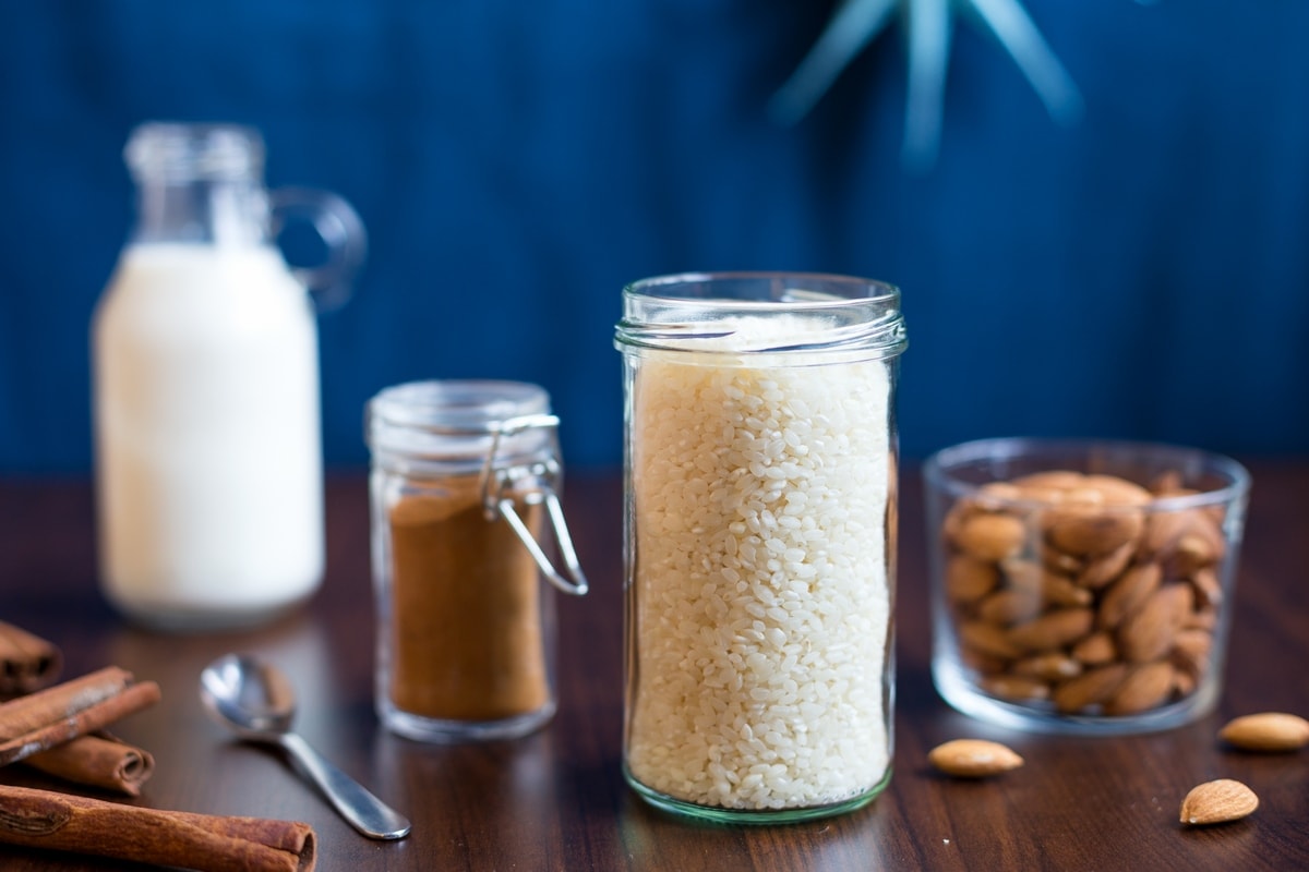 Risgrynsgröt ingredients: round grain rice, milk, cinnamon and almonds.
