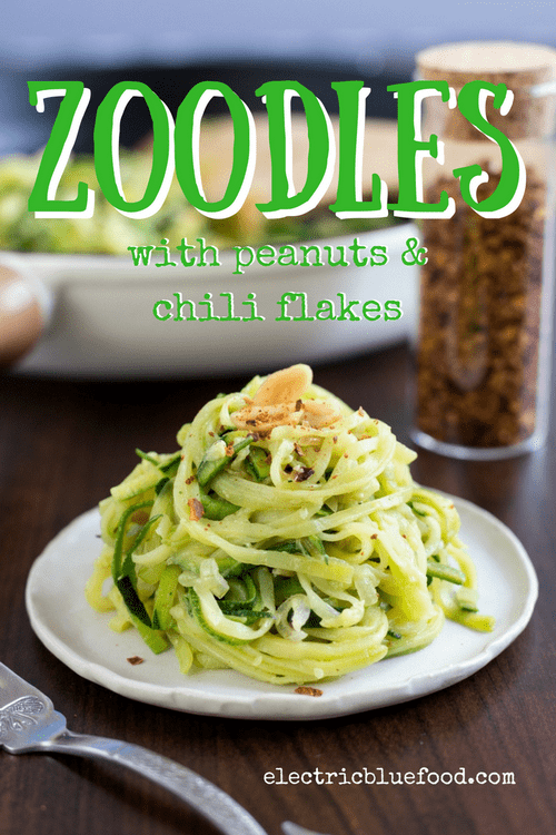 These zoodles with peanuts and chili flakes are tasty and healthy, the perfect side dish when you have no better options than a zucchini and an onion.