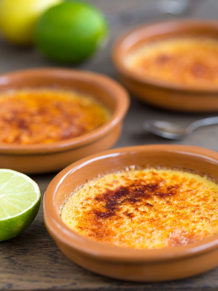 Lime crème brûlée in brown ramekins.