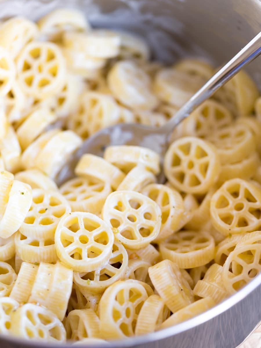 Wheels pasta with cream.