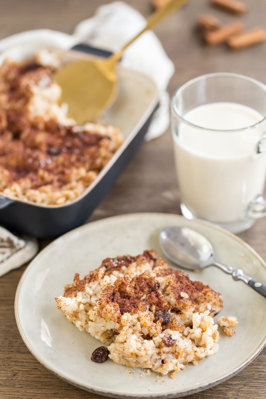 Portion of baked rice with apples and cinnamon.