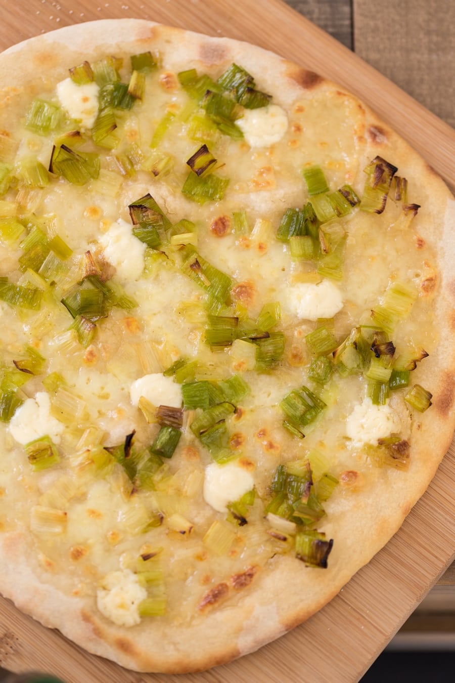 Leek mascarpone pizza topping (closeup).