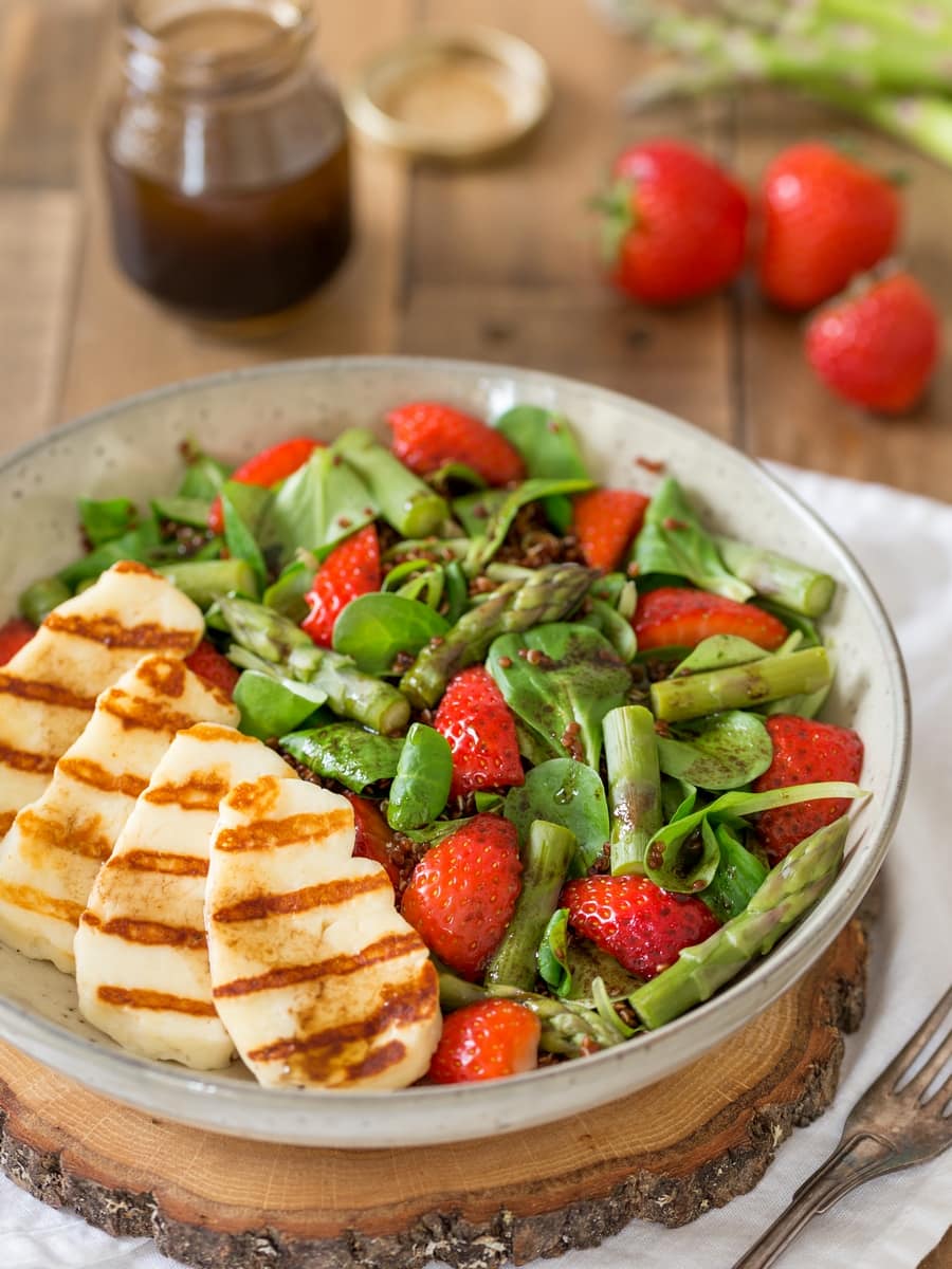 Quinoa salad with halloumi, asparagus and strawberries.