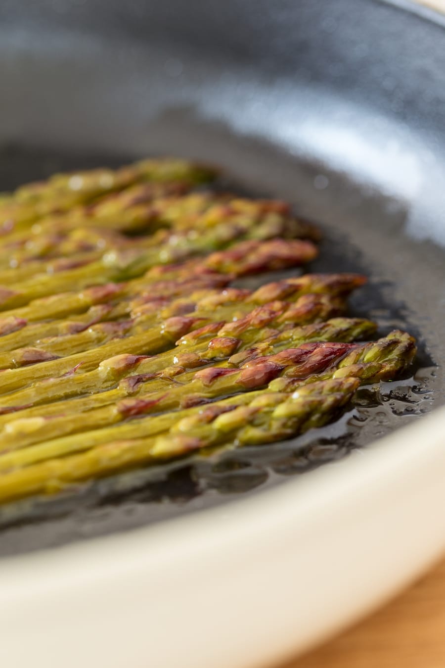 Green asparagus cooked in white wine.