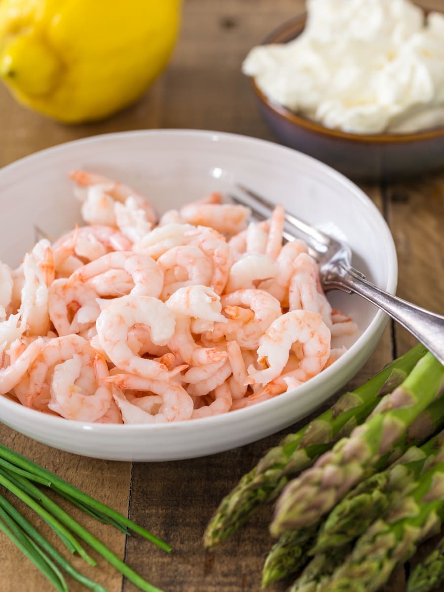 Cooked shrimps, asparagus, chives, lemon and mascarpone.