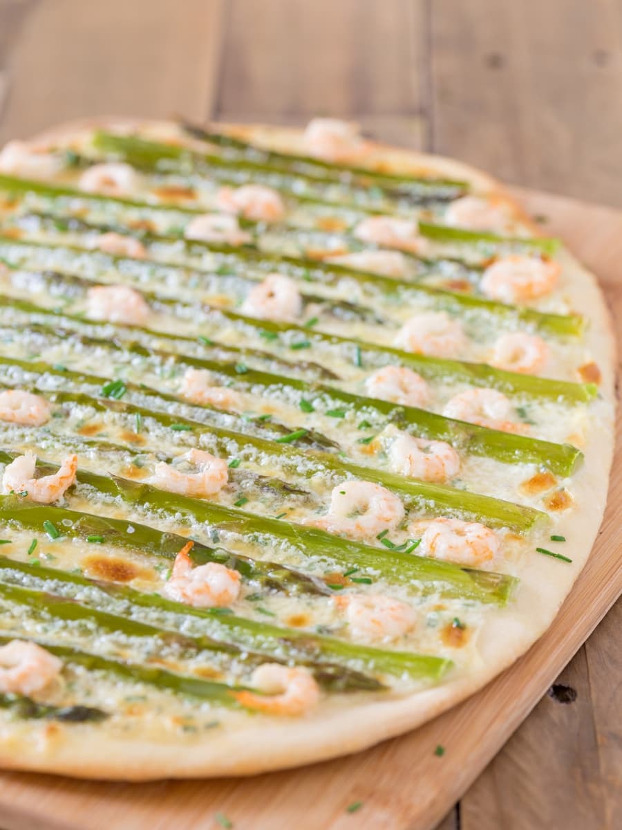 Shrimp asparagus flatbread with zesty mascarpone sauce.