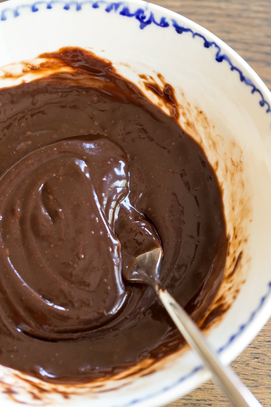 Nutella whisked together with une egg, in a bowl.