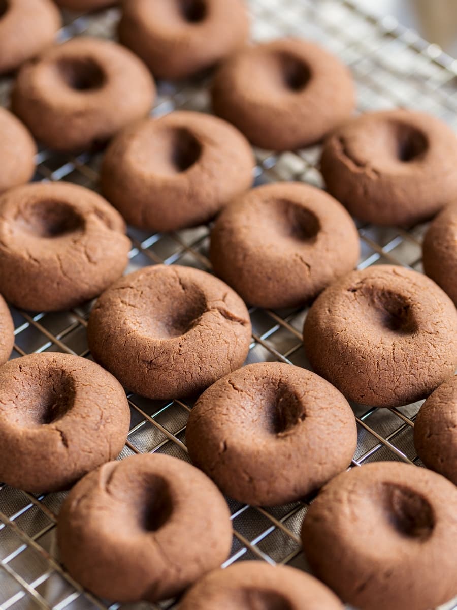 Baked nutellotti on a cooling rack.