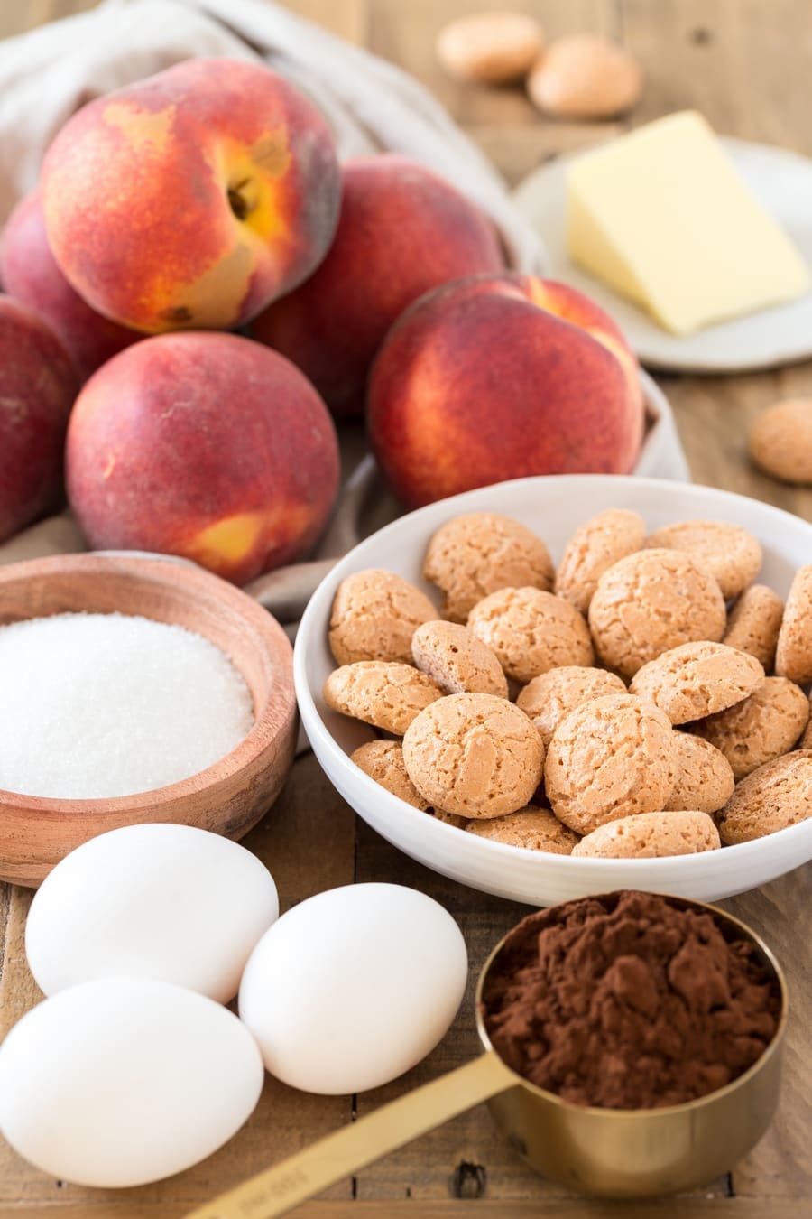 Amaretti stuffed peaches ingredients: amaretti cookies, peaches, egg yolks, cocoa powder and sugar.