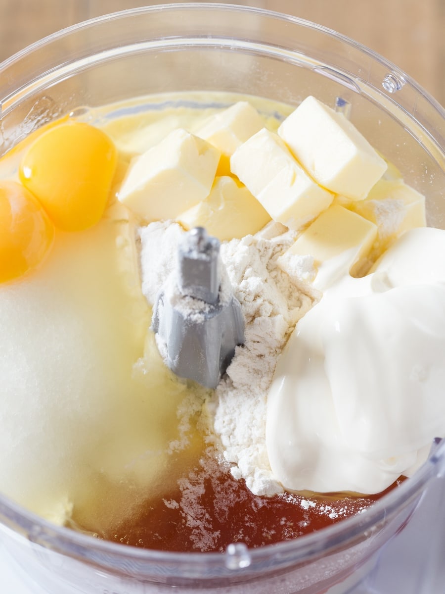 Grysikowiec cake ingredients mixed in a food processor.