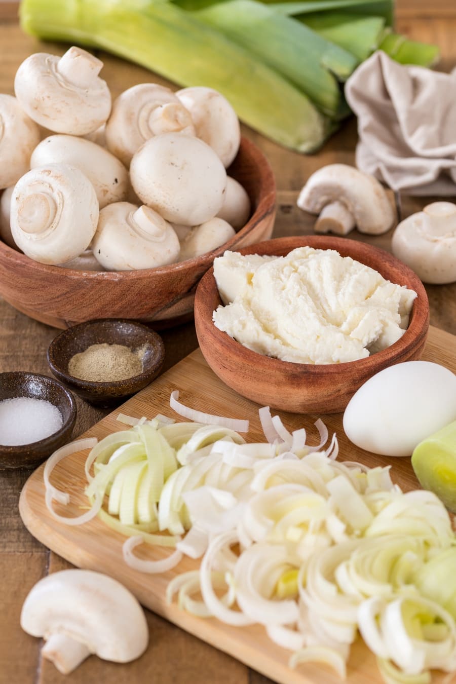 Chopped leeks, ricotta, mushrooms and one egg: the ingredients to make the filling for a leek mushroom pie.