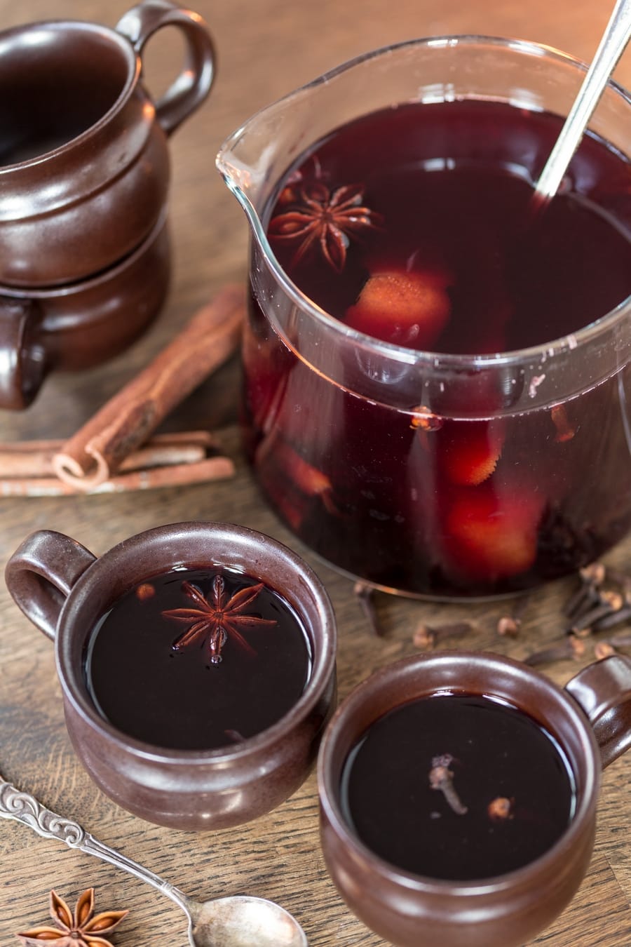 Italian mulled wine vin brulé served in two brown mugs.