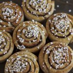 Mini kanelbulle muffins topped with pearl sugar.