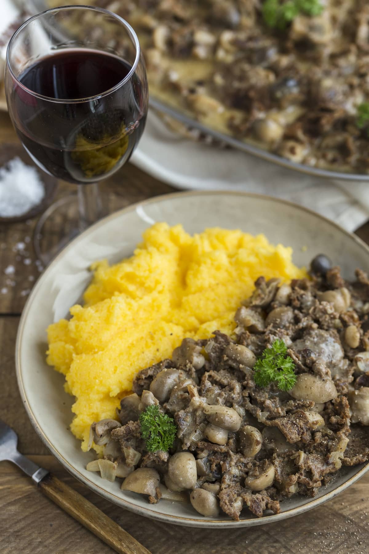 Renskav with mushrooms and polenta on the side.