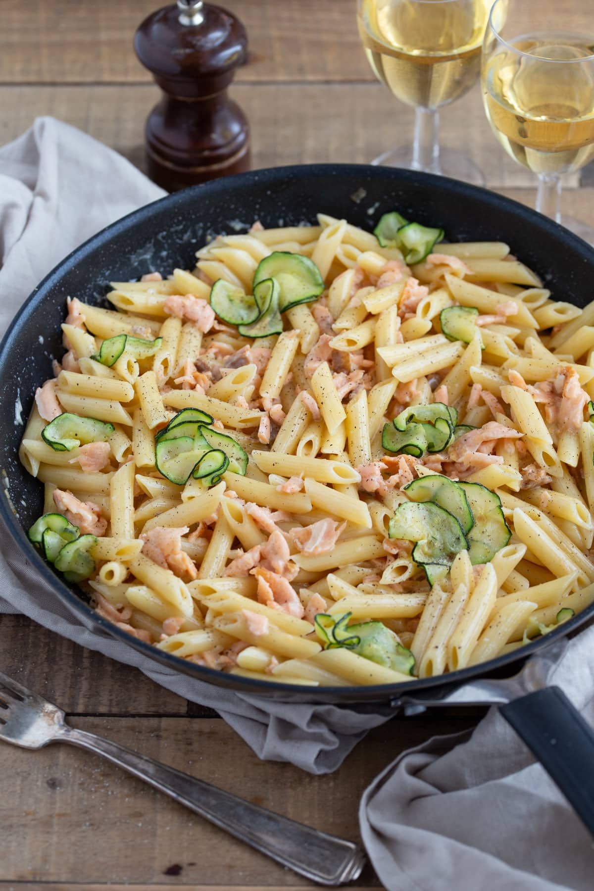 Penne al salmone e vodka with zucchini in a skillet.