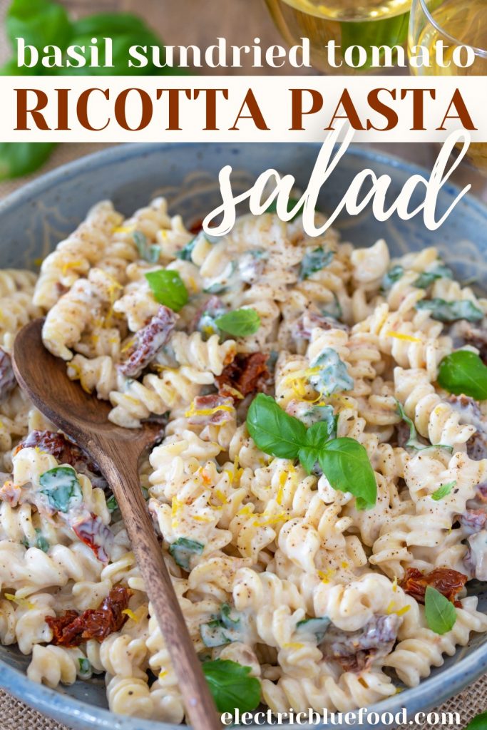 This ricotta pasta salad with basil and sundried tomatoes is a delicious summer meal. A cold pasta dish full of flavour, served with a creamy ricotta sauce and topped with refreshing lemon zest. Ready in 20 minutes, it tastes best at room temperature. Perfect with a glass of cold wine in the evening sun.