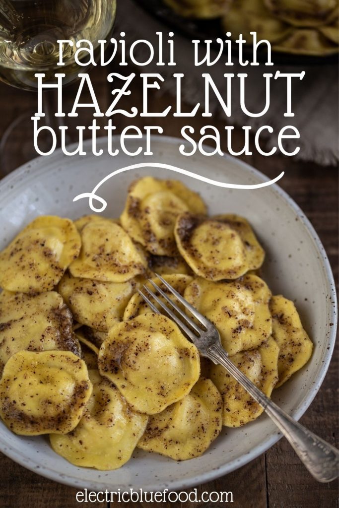 Cheese ravioli sautéed in hazelnut butter sauce. A simple recipe to prepare a delicious ravioli dish with a sauce that only requires 2 ingredients.